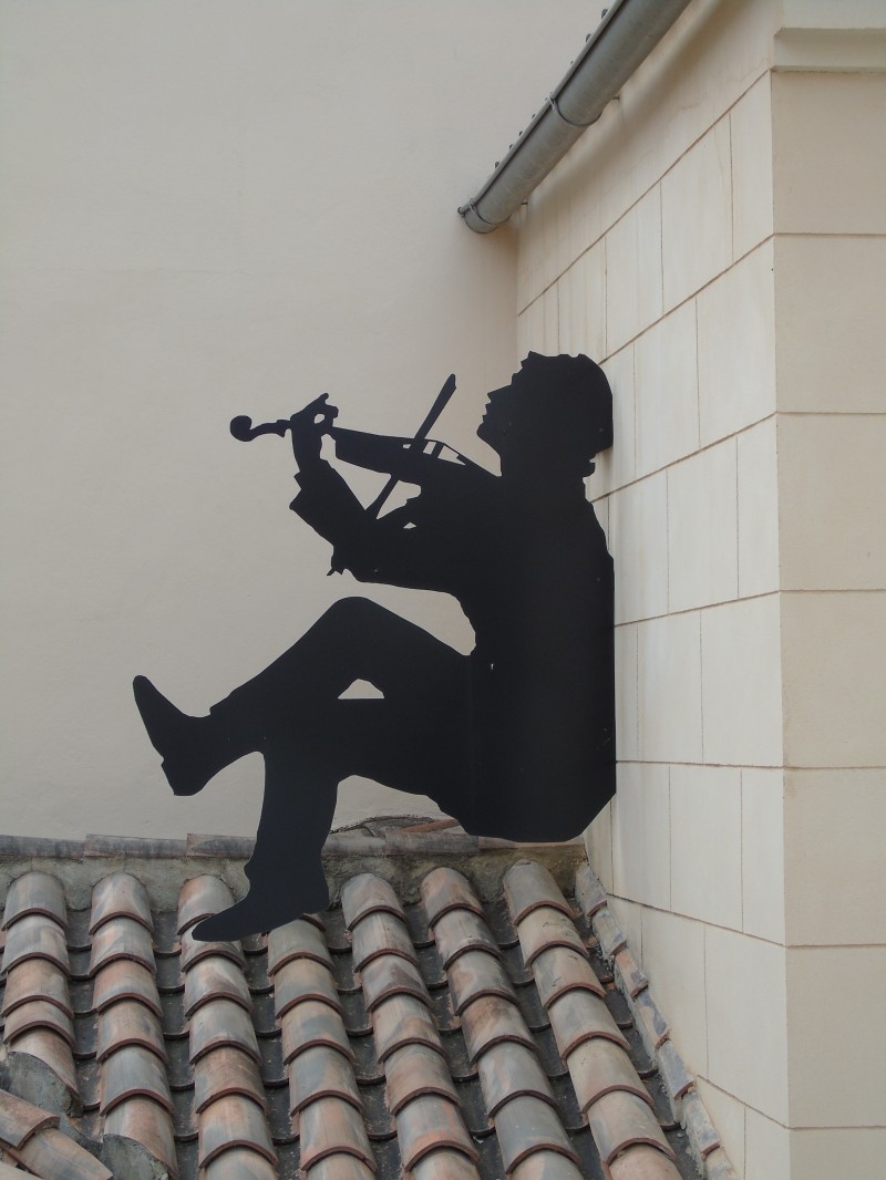 El violinista sobre el tejado de zinc
