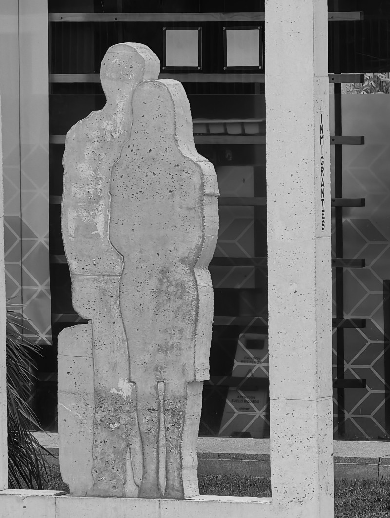 Abrazo eterno en piedra: la huella de quien partió