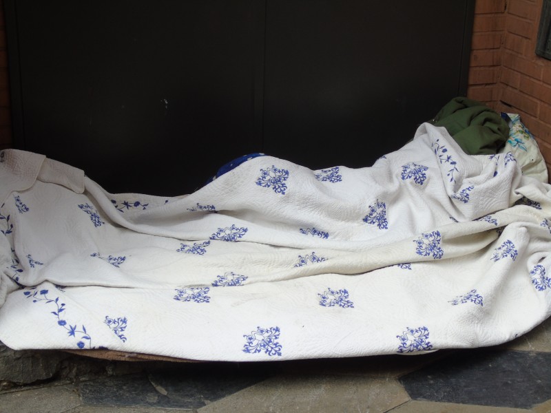 Entre ladrillos fríos y paredes silenciosas