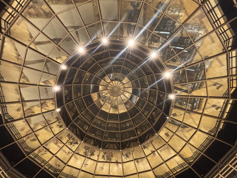 Bajo la cúpula donde todo ocurre