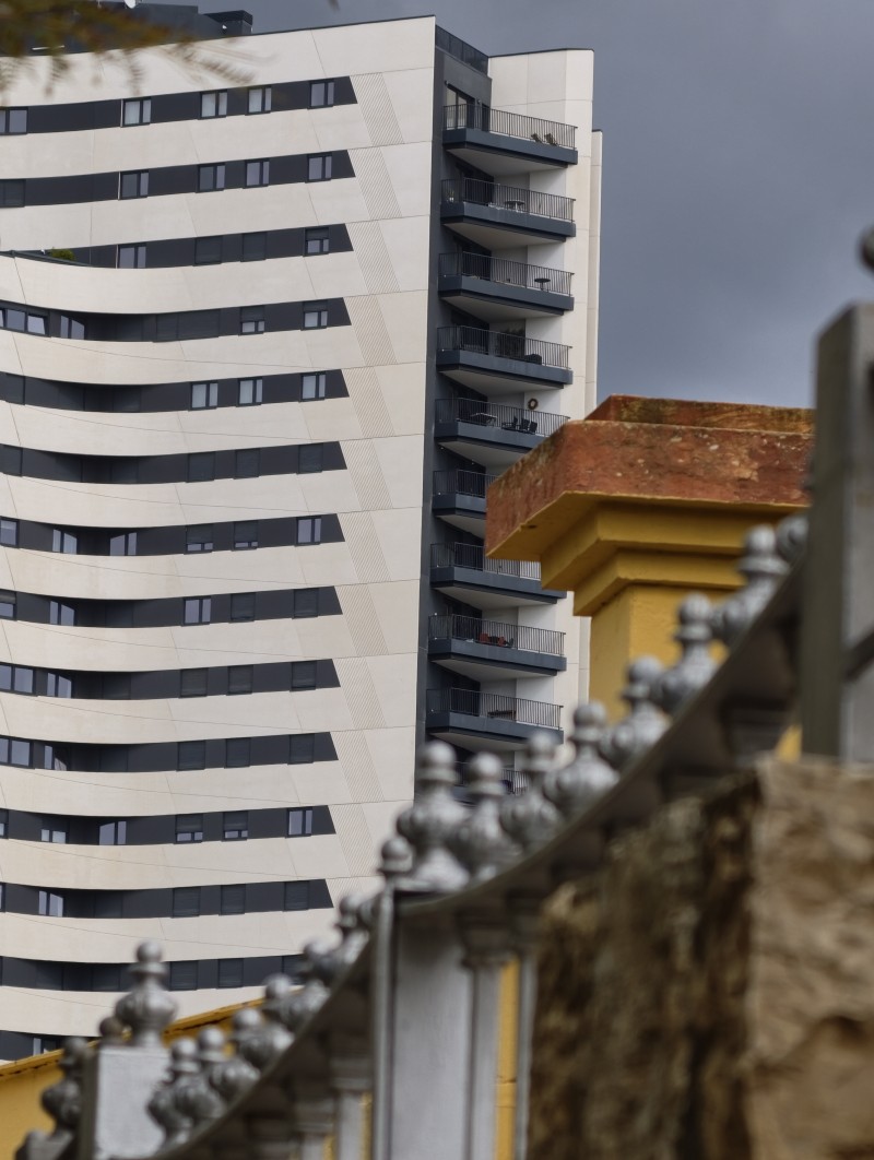 Entre balcones curvos y rejas eternas