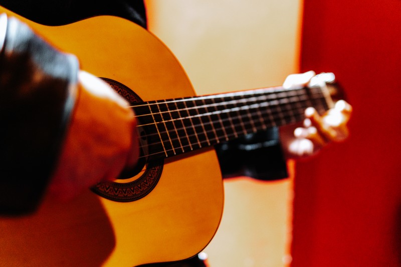 El acariciar de la guitarra