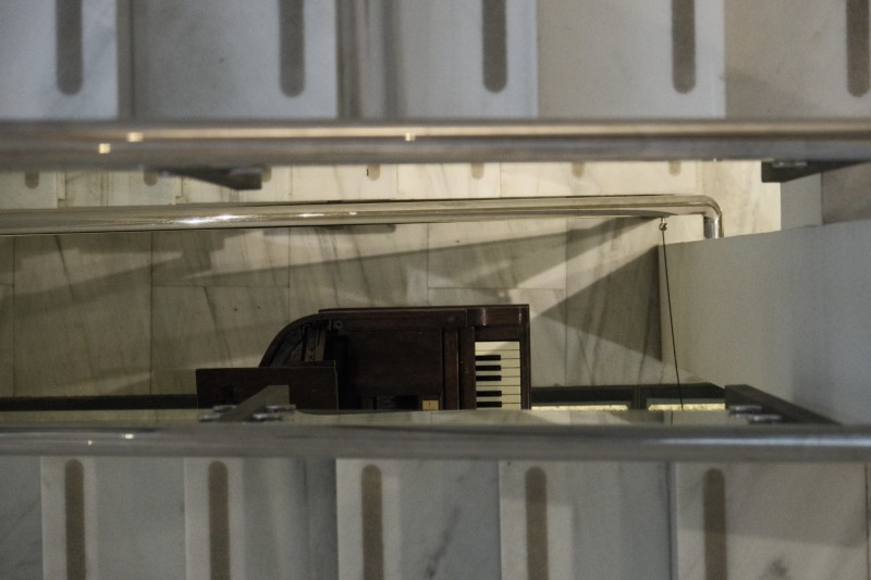 Vista cenital de un piano entre escaleras