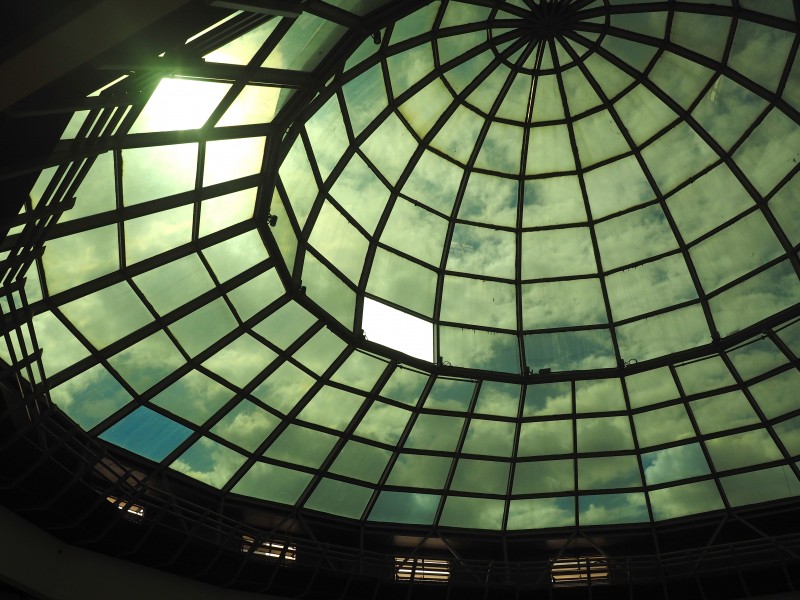 La luz entra y sale; viene y se va.