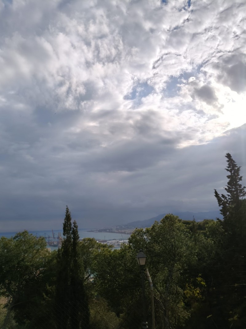 EL SOL ENTRE LAS NUBES