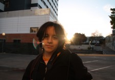 El Sol A Su Espalda, La Historia En Su Mirada
