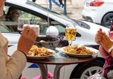 En compañía y cotilleo la comida se disfruta más.